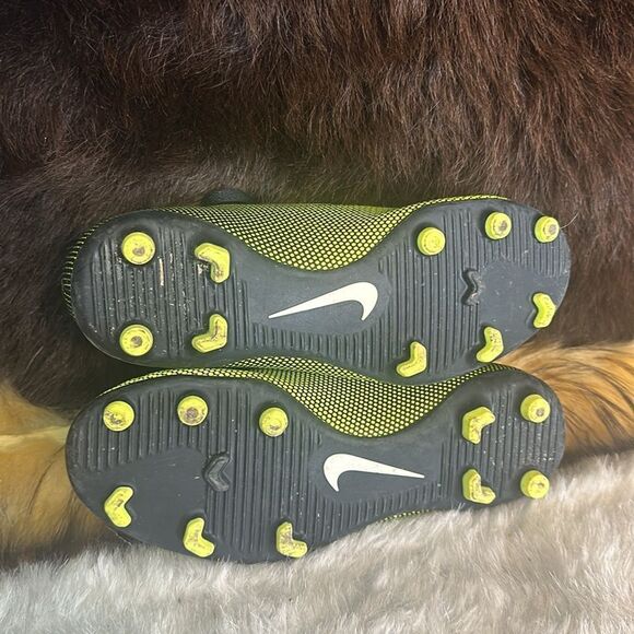 Nike Soccer Cleats 5 (7001) - Picture 7 of 7